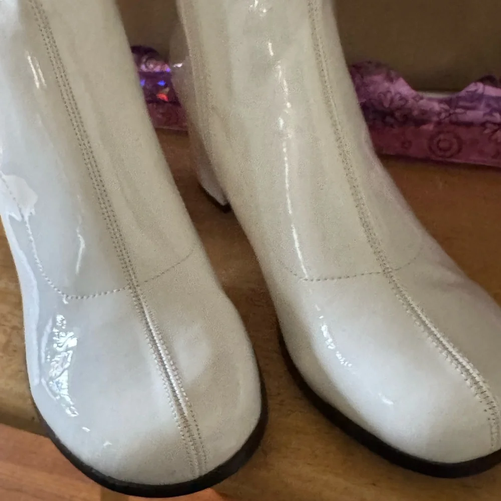 Chic White Patent Leather Heeled Boots - Picture 5 of 5